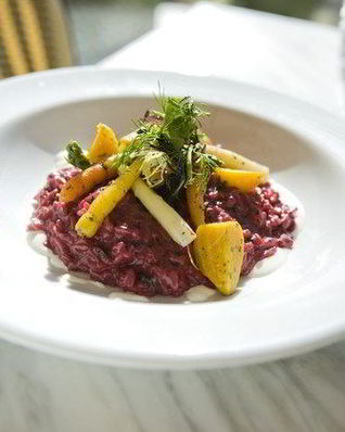 Красное ризотто из перловки с овощами