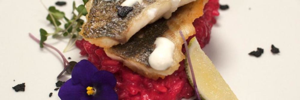 Сибас на свекольном ризотто со сливочно-сырным соусом