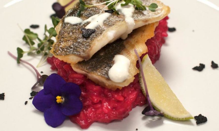 Рецепт сибаса на свекольном ризотто со сливочно-сырным соусом