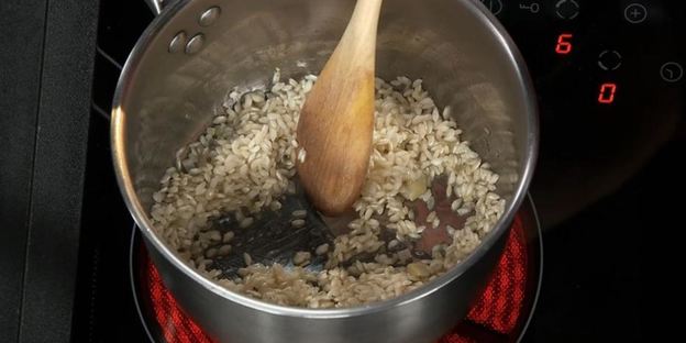 сибас на свекольном ризотто со сливочно-сырным соусом