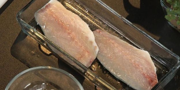 сибас на свекольном ризотто со сливочно-сырным соусом