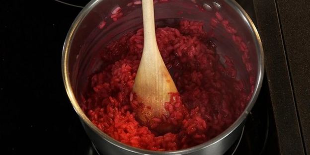 сибас на свекольном ризотто со сливочно-сырным соусом