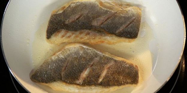 сибас на свекольном ризотто со сливочно-сырным соусом