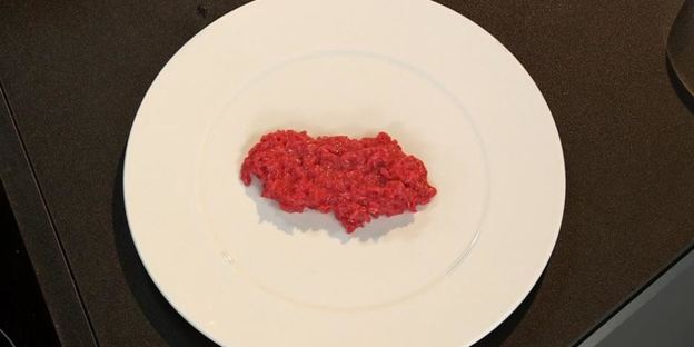 сибас на свекольном ризотто со сливочно-сырным соусом