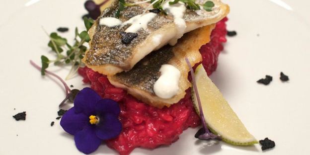 сибас на свекольном ризотто со сливочно-сырным соусом