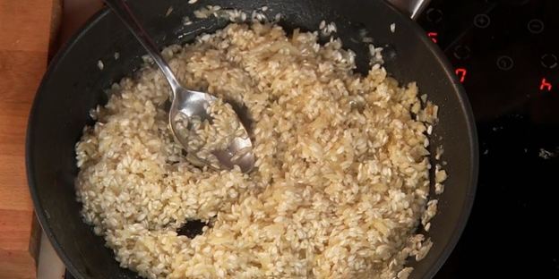 свиная отбивная с ризотто и яблочным чатни