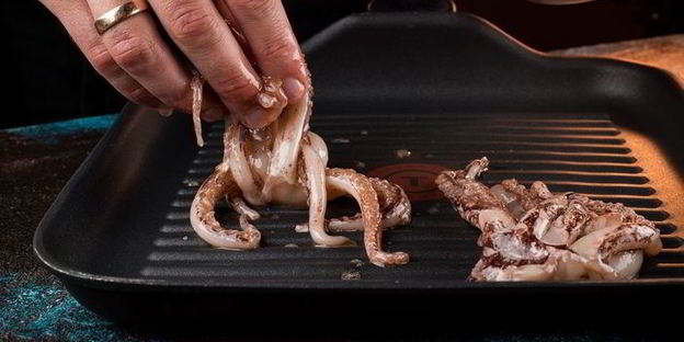 ароматные щупальца кальмаров на гриле