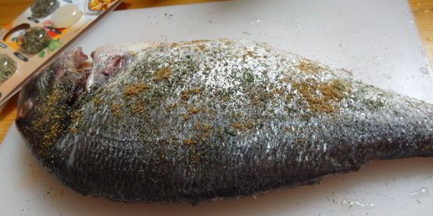 дорада, фаршированная овощами и орегано по-канарски