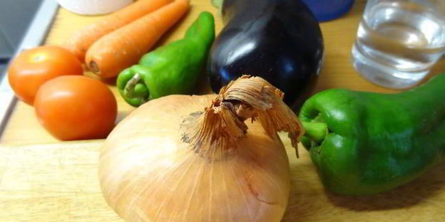 дорада, фаршированная овощами и орегано по-канарски