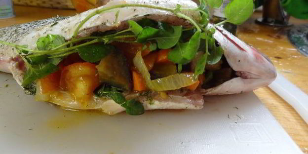 дорада, фаршированная овощами и орегано по-канарски