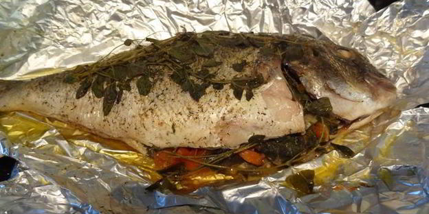 дорада, фаршированная овощами и орегано по-канарски