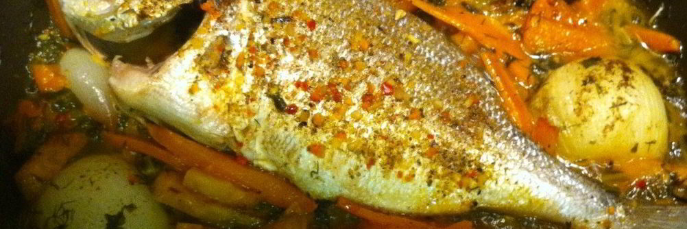 Дорада, запеченная с овощами