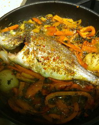 Дорада, запеченная с овощами