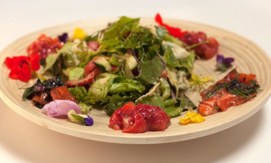 Рецепт форели, маринованной в ягодах и арбузный салат