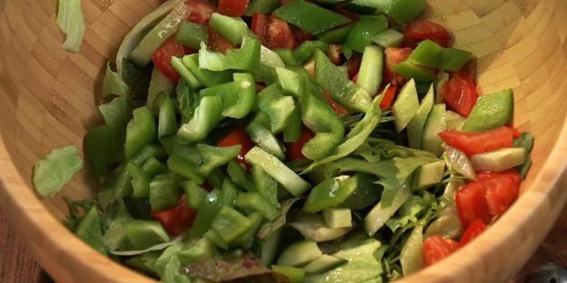 форель, маринованная в ягодах и арбузный салат