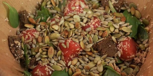 форель, маринованная в ягодах и арбузный салат