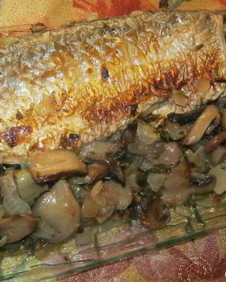 Форель, запеченная в гриле с грибным соусом