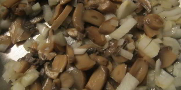 форель, запеченная в гриле с грибным соусом