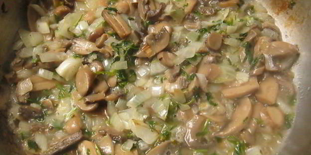 форель, запеченная в гриле с грибным соусом