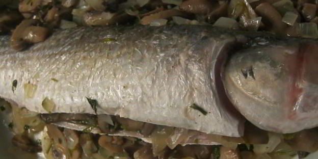 форель, запеченная в гриле с грибным соусом