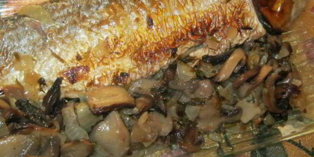 форель, запеченная в гриле с грибным соусом