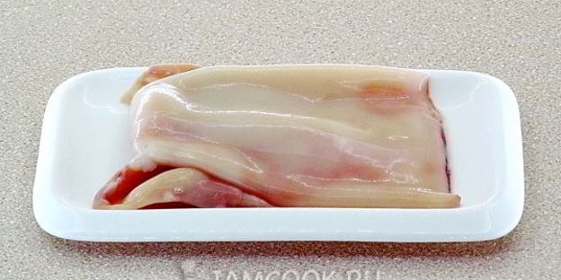 кальмары с икрой из соленых огурцов