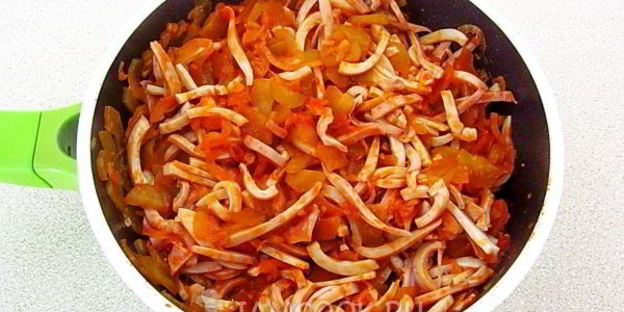 кальмары с икрой из соленых огурцов