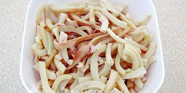 кальмары с икрой из соленых огурцов