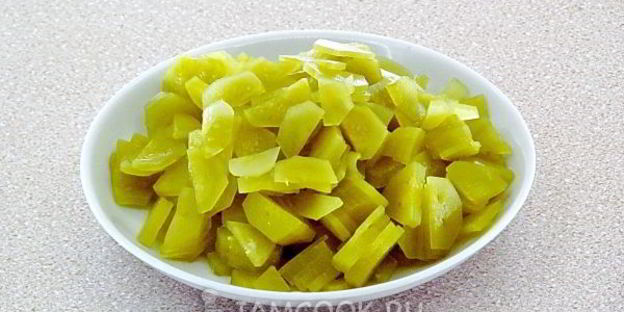 кальмары с икрой из соленых огурцов