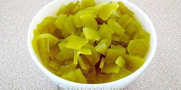 кальмары с икрой из соленых огурцов