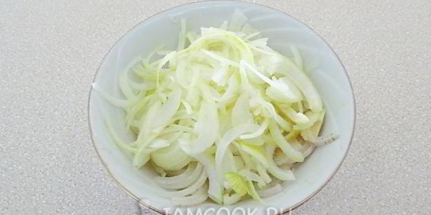 кальмары с икрой из соленых огурцов