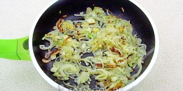 кальмары с икрой из соленых огурцов