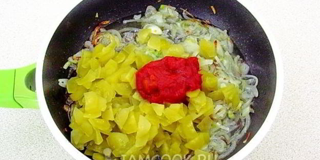 кальмары с икрой из соленых огурцов