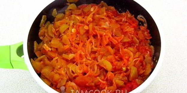 кальмары с икрой из соленых огурцов