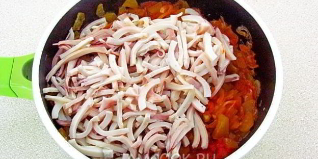 кальмары с икрой из соленых огурцов
