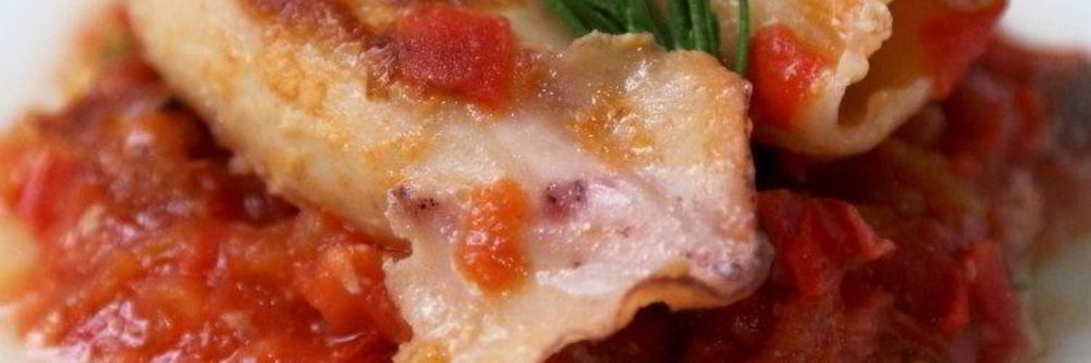 Кальмары, тушеные с помидорами и розмарином