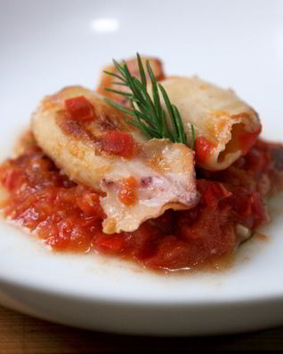 Кальмары, тушеные с помидорами и розмарином