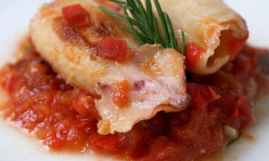 Рецепт кальмаров, тушеных с помидорами и розмарином