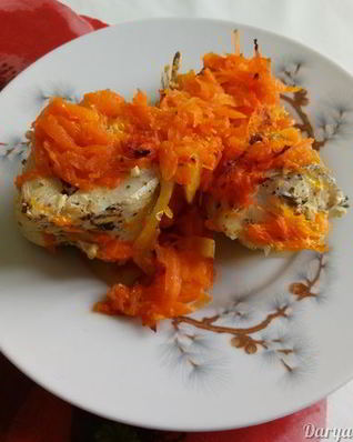 Хек запеченный с морковью и луком