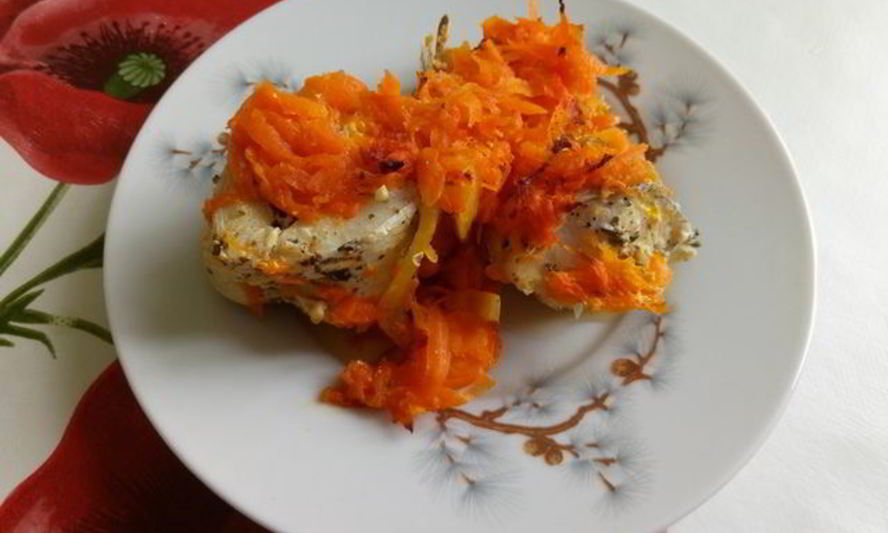 Рецепт хека запеченного с морковью и луком
