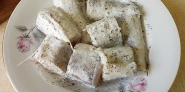 хек запеченный с морковью и луком