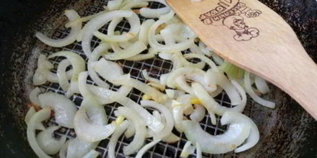 хек запеченный с морковью и луком