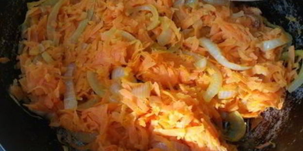 хек запеченный с морковью и луком