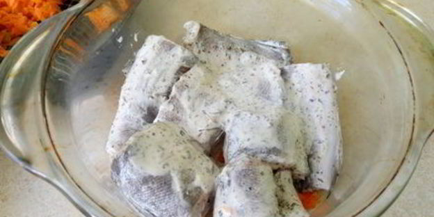 хек запеченный с морковью и луком