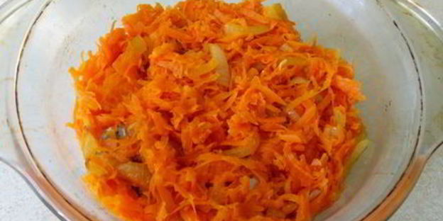 хек запеченный с морковью и луком