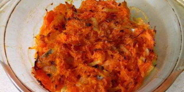 хек запеченный с морковью и луком