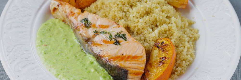 Лосось с киноа, апельсинами и пюре из зеленого горошка