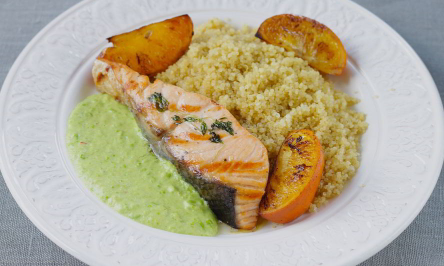 Рецепт лосося с киноа, апельсинами и пюре из зеленого горошка