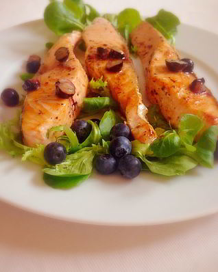 Лосось с медовой подливкой и голубикой