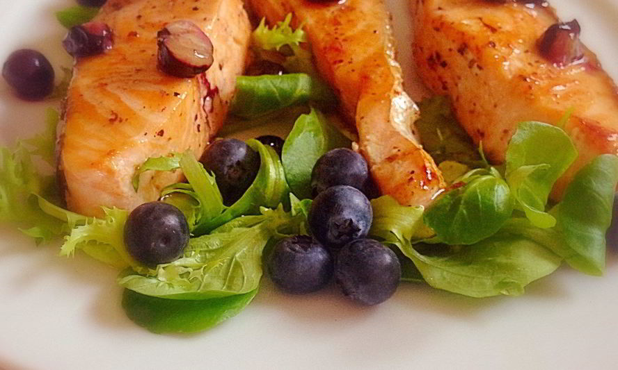 Рецепт лосося с медовой подливкой и голубикой